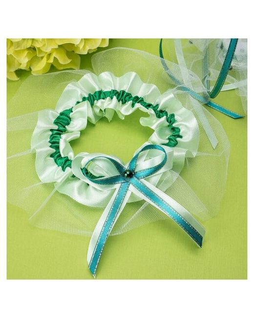 Свадебная мечта Широкая свадебная подвязка для девушки Изумруд из фатина и атласа белого цвета с зелеными атласными лентами декоративной перламутровой бусиной