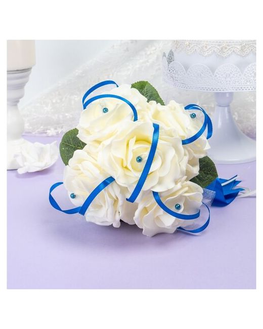Свадебная мечта Запасной букет дублер для невесты на свадьбу Сеньорита с крупными розами айвори синими атласными лентами зелеными листочками и фатиновым декором