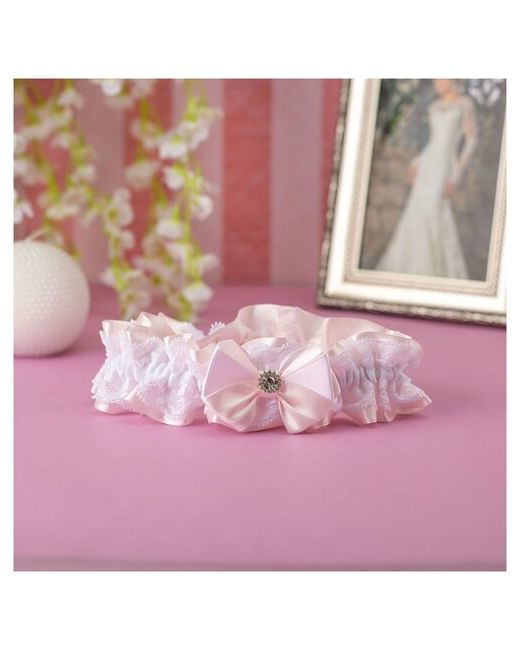 Свадебная мечта Свадебная подвязка для невесты Нежность из атласа светлого розового цвета с белым кружевом и атласным бантиком брошью кристаллов
