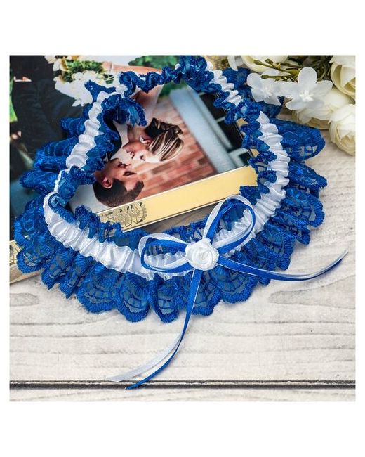 Свадебная мечта Кружевная подвязка для оригинального свадебного образа невесты из кружева темного синего цвета с белой атласной лентой и латексной розочкой в центре