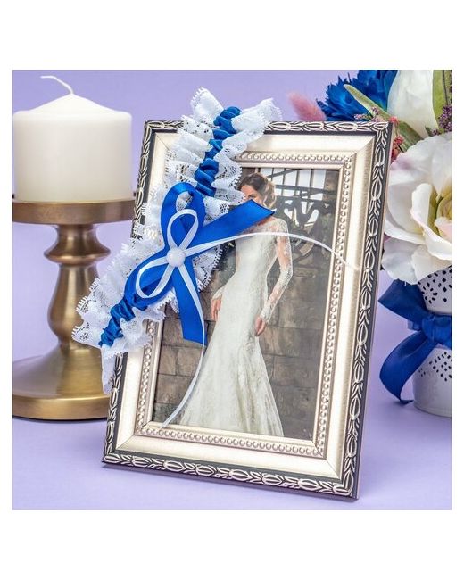 Свадебная мечта Яркая ажурная подвязка на свадьбу невесте из белого кружева с цветочными узорами и бантом синей атласной ленты