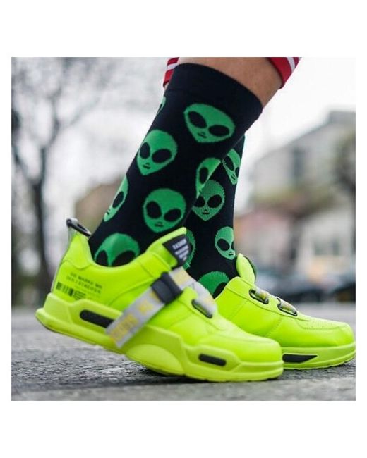 Sova Дизайнерские длинные носки черные с зеленым принтом Инопланетяне