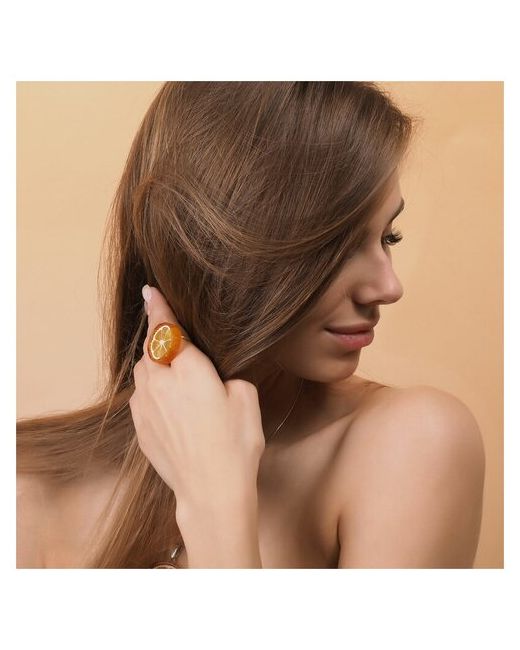 Амберпрофи Симпатичное кольцо в серебре с натуральным янтарем Сочный апельсин