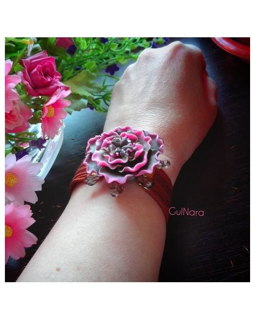 GulNara браслет из кожаных шнуров с крупным цветком полимерной глины розово-