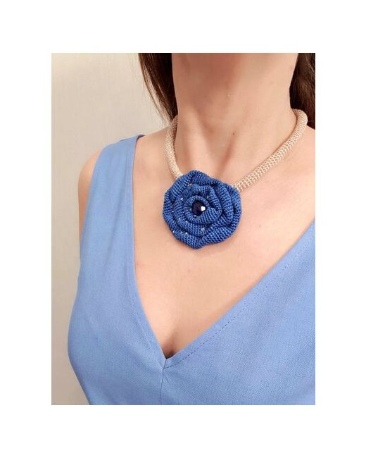 Pan-Tan Колье вязаное с синим цветком украшение на шею