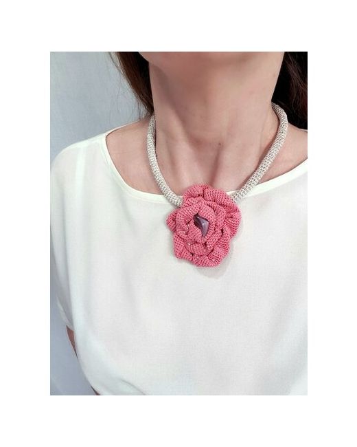 Pan-Tan Колье вязаное с розовым цветком украшение на шею