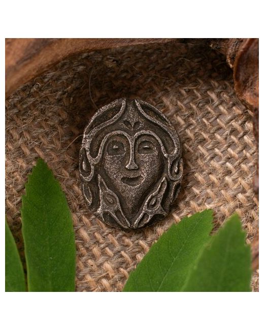 Сереброника этническая подвеска Личина в окружении лосиных голов из серебра 925 пробы коллекция Пермский звериный стиль