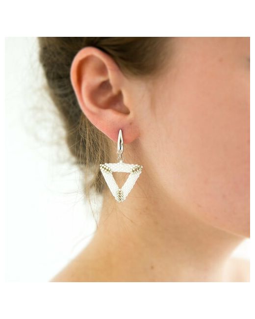 Valeria Queen Jewelry Серьги двусторонние треугольники бисер белый серебряный