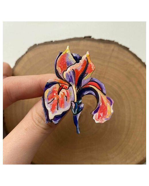 Создашева Анна Брошь ирис ручной работы Деревянная брошка цветок Значок из дерева авторская роспись коралловый