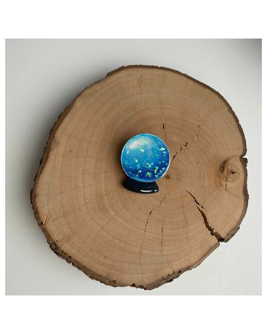 Создашева Анна Брошь авторская деревянная хрустальный шар Значок ручной работы снежный