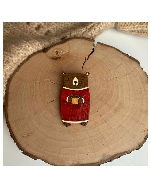 Создашева Анна Брошь авторская Медведь Деревянный значок Мишка в свитере с кружкой