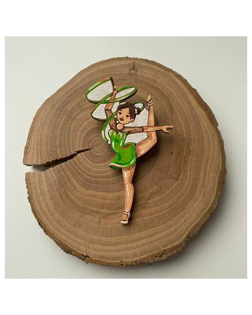 Создашева Анна Брошь гимнастка деревянная ручной работы Значок из дерева авторский бежевый зеленый